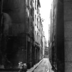 Rue de Nevers - Les Hauts murs de la rue étroite se jouent de l'innocence